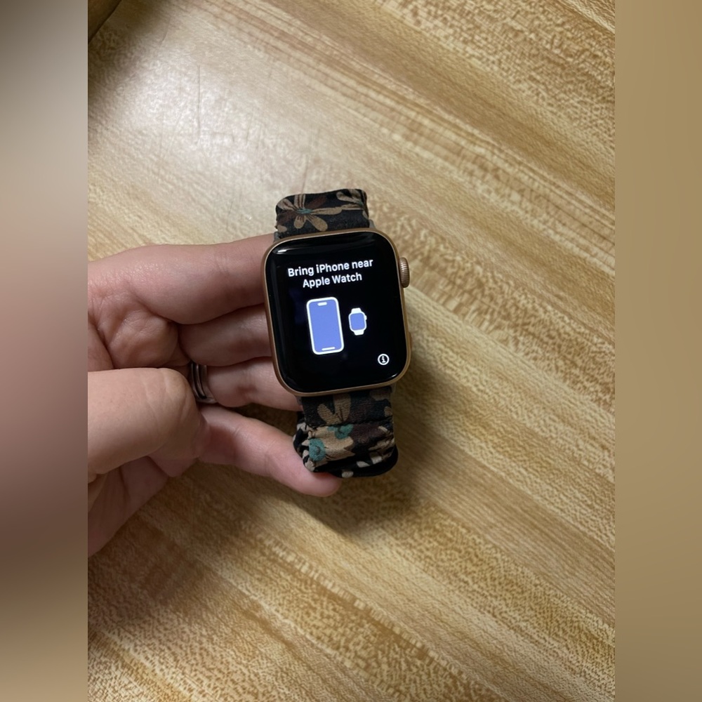 ***SOLD ON CROSSPOST*** Rose Gold Apple Watch Series 6 40mm